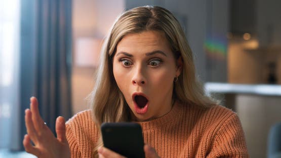 حب مراقبة الآخرين ليس فضولاً.. علماء يرجعونه لملايين السنين