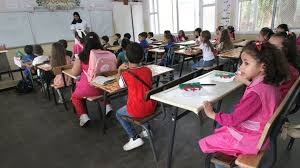 الجزائر تمنع السراويل القصيرة والتجميل في المدارس وتثير جدلاً تربوياً