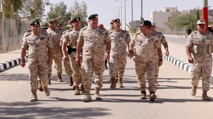 رئيس هيئة الأركان المشتركة يتفقد قيادة المنطقة العسكرية الوسطى ويثمن جاهزية القوات المسلحة