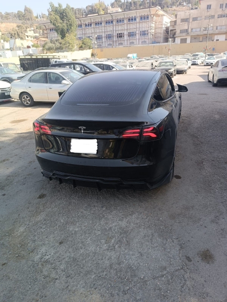ضبط سائق يقوم بقيادة مركبته وهو يجلس بالمقعد المجاور