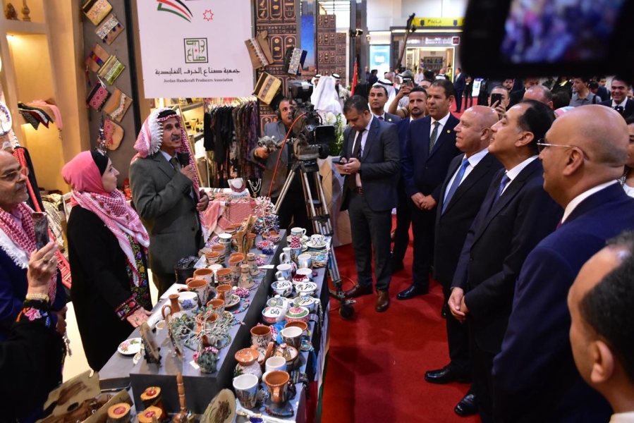 رئيس الوزراء المصري يزور الجناح الأردني في معرض تراثنا ويستمع لشرح عن الحرف التقليدية