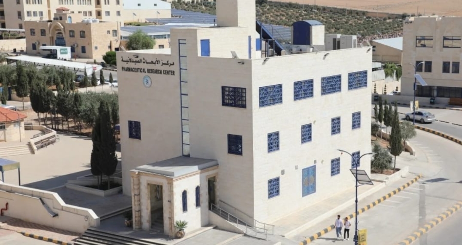 مركز الأبحاث الصيدلانية بجامعة الزرقاء يحصل على اعتماد الغذاء والدواء