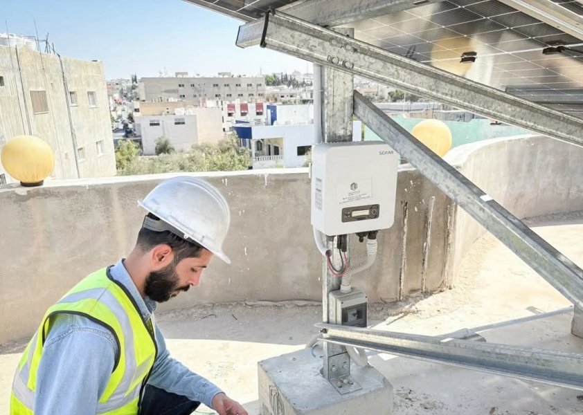 كهرباء إربد تستكمل تركيب 840 نظاما للطاقة المتجددة للمصابين العسكريين