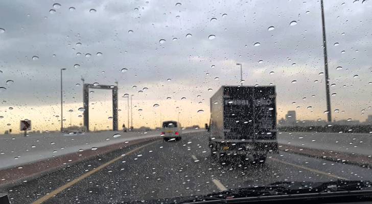 طقس المملكة: زخات مطرية وانخفاضات طفيفة في درجات الحرارة حتى الأحد