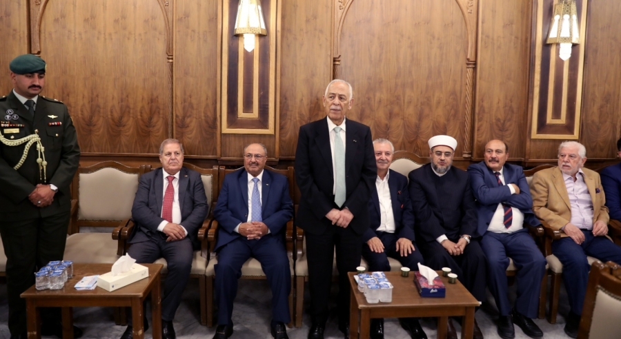 مندوبا عن الملك وولي العهد. العيسوي يعزي آل الخضري