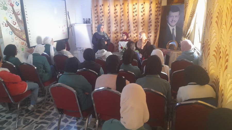 مدرسة صخرة الثانوية للبنات تزور مركز شابات صخرة لتعزيز التفاعل المجتمعي