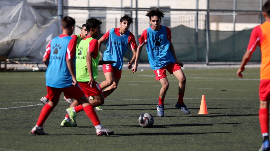 منتخب الناشئين لكرة القدم يعسكر في الكويت