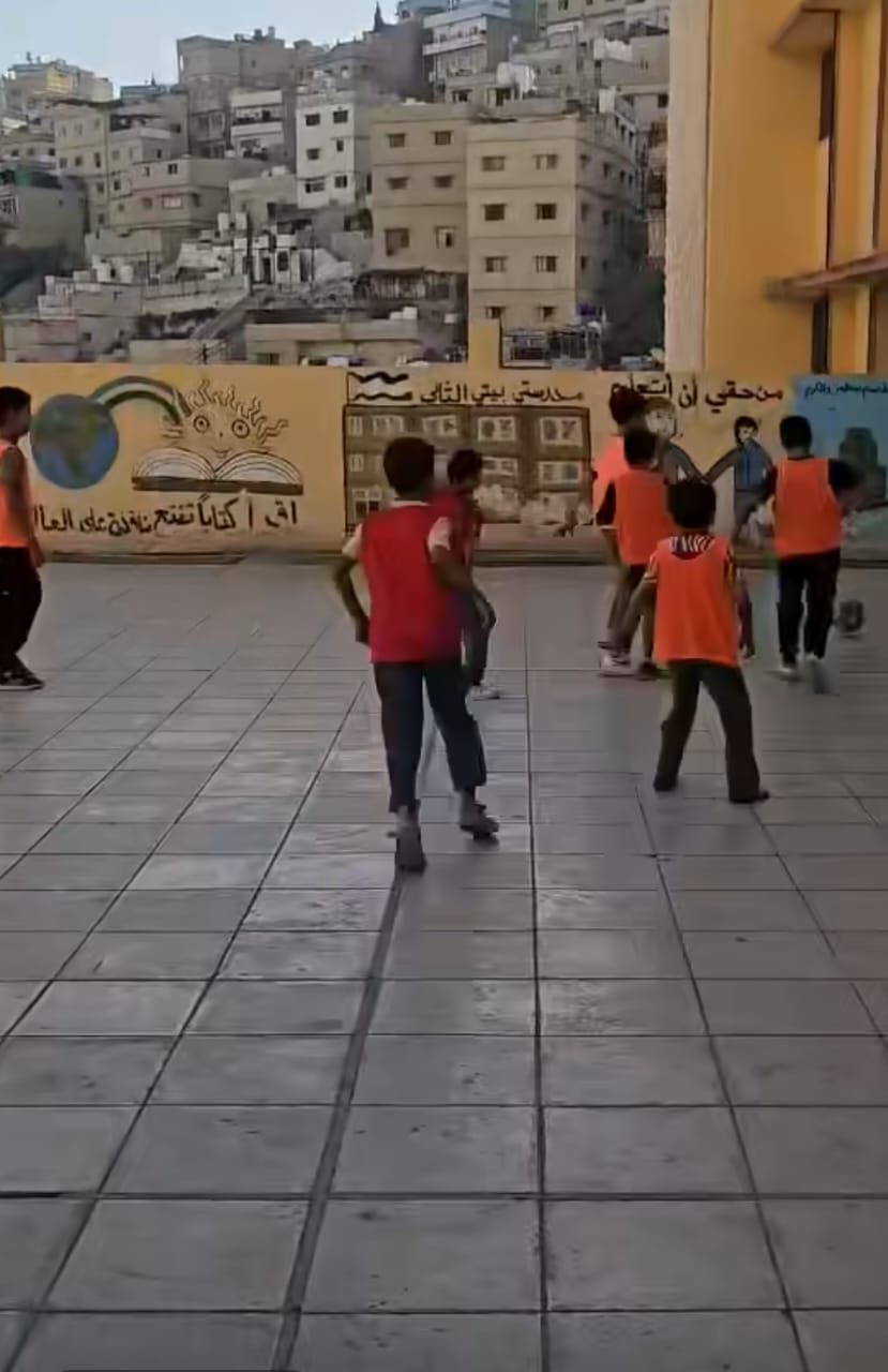 بشار المجالي يكتب : من ملعب المدرسة،،إلى سجن القواعد،،حين يختنق الطفل داخل البدلة الرسمية