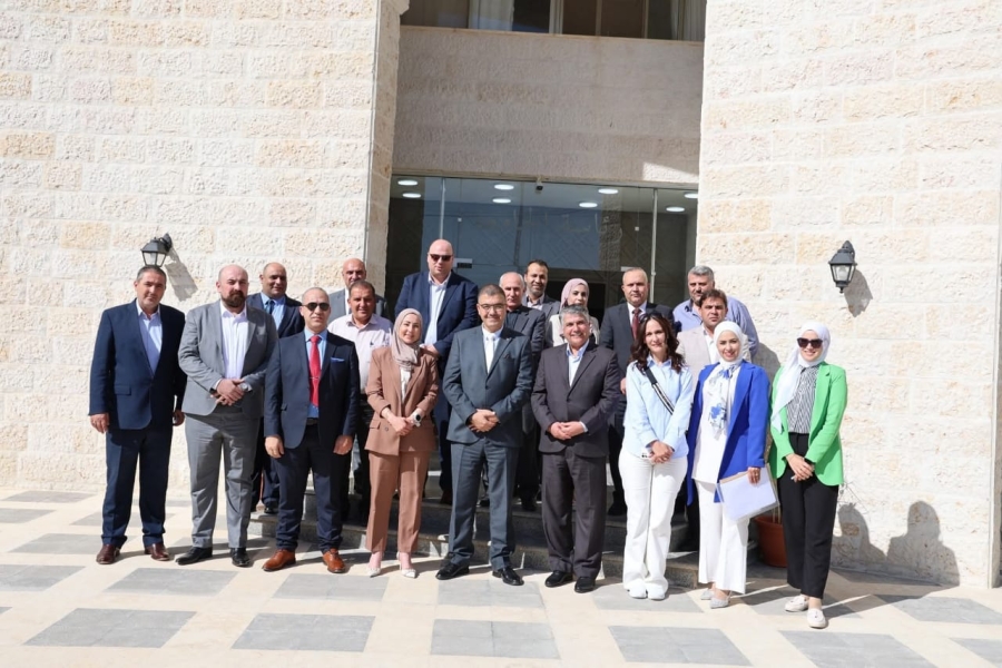 الهناندة يستقبل رئيس الكلية الذكية الجامعية للتعليم الحديث في الخليل لبحث التعاون