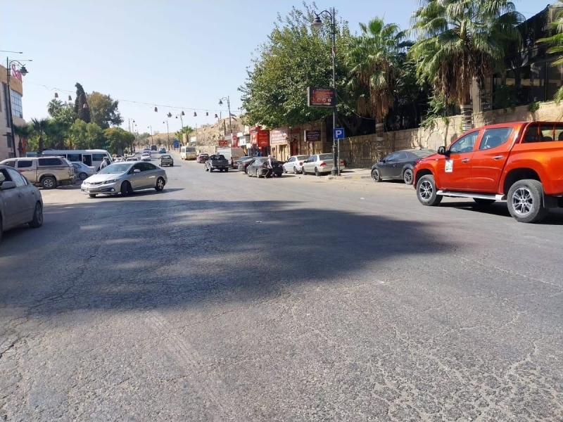 الأشغال تباشر صيانة الطريق الحيوي لمركز زوار جرش