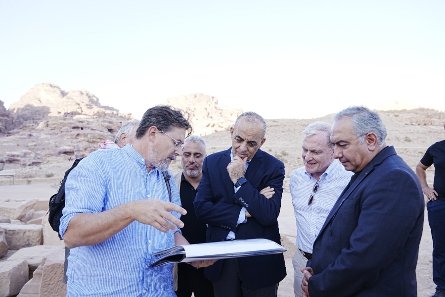 وزير السياحة ورئيس سلطة إقليم البترا يتفقدان مشروع التنقيب بموقع قصر البنت