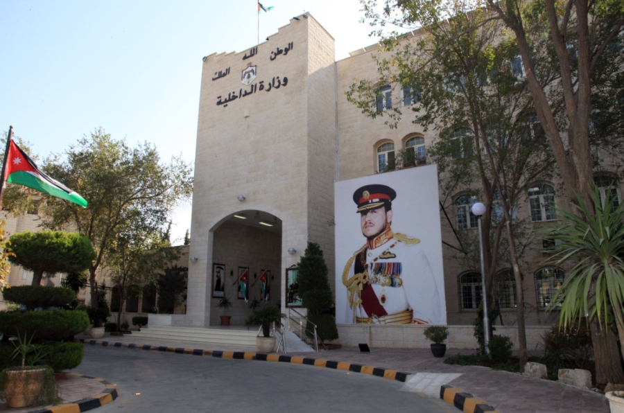 الداخلية : ضبط مجموعة من الأشخاص تعدوا على المسارات الآمنة للمشاة