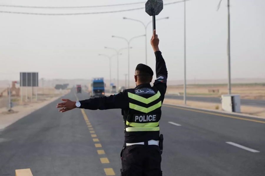 الدوريات الخارجية تنقذ سائقًا تعطّل مثبت السرعة في مركبته على الطريق الصحراوي