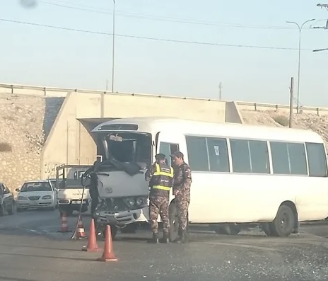 4 إصابات متوسطة في حادث تصادم بين باصين أسفل جسر هام في إربد