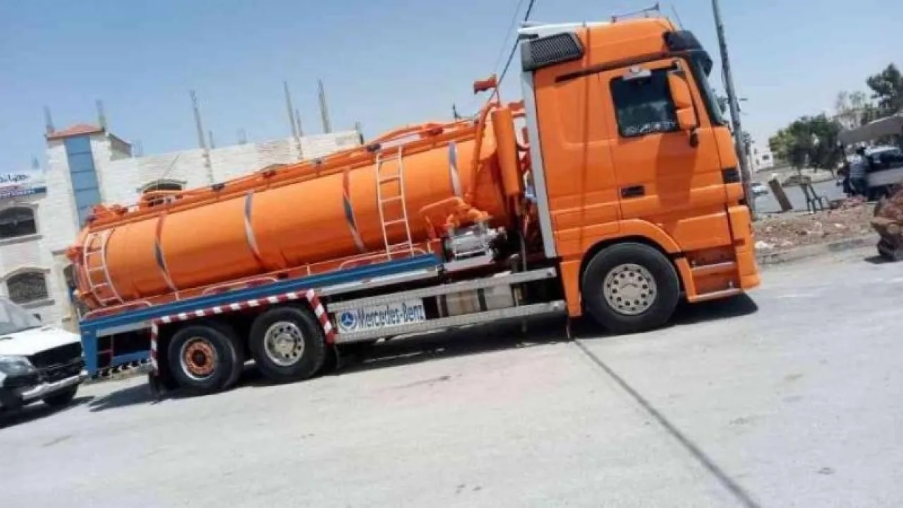 إربد: ضبط صهريج مياه عادمة يفرغ حمولته بطريقة مخالفة