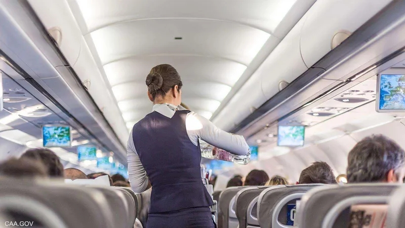 مضيفة تكشف سبب تقديم الماء للركاب سرا في الرحلات الجوية