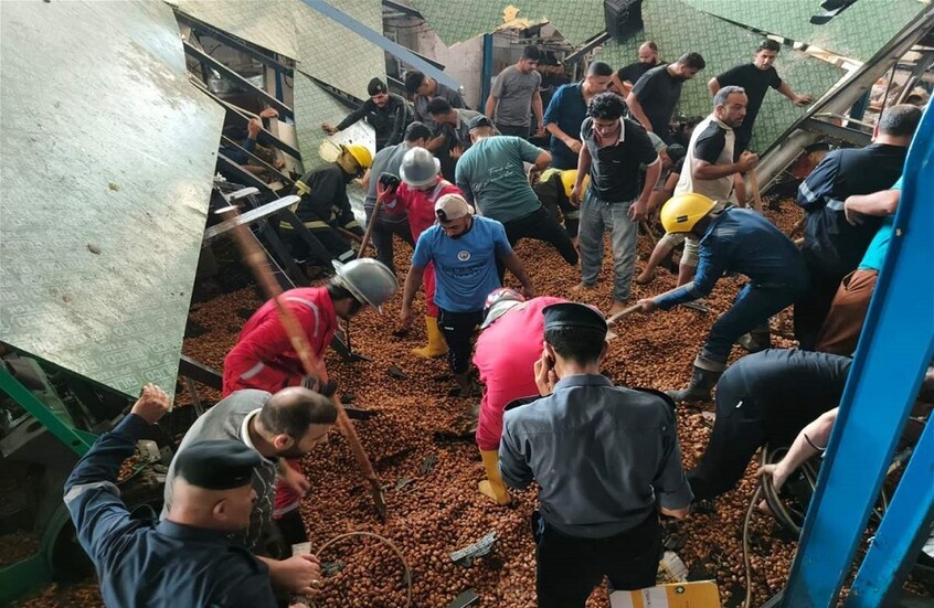 إنقاذ 4 عمال طمرتهم أطنان من التمور في العراق