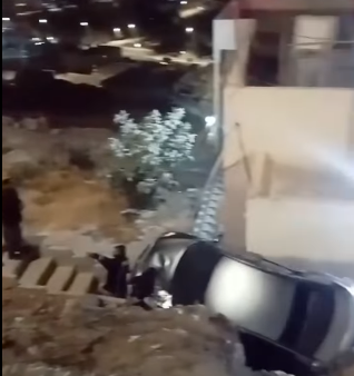 شاهد بالفيديو .. مركبة تسقط على منزل مواطن في الشوبك