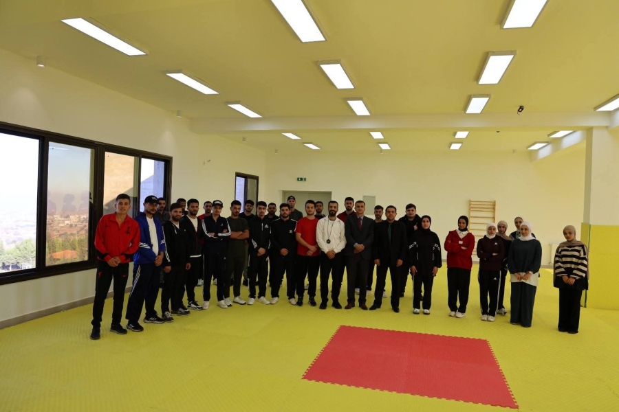 عجلون : عميد كلية العلوم التربوية يتابع إحدى الحصص العملية لطلاب التربية الرياضية