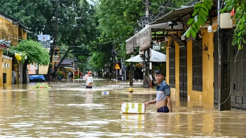 مصرع وفقدان 18 شخصا بفيضانات وسط فيتنام