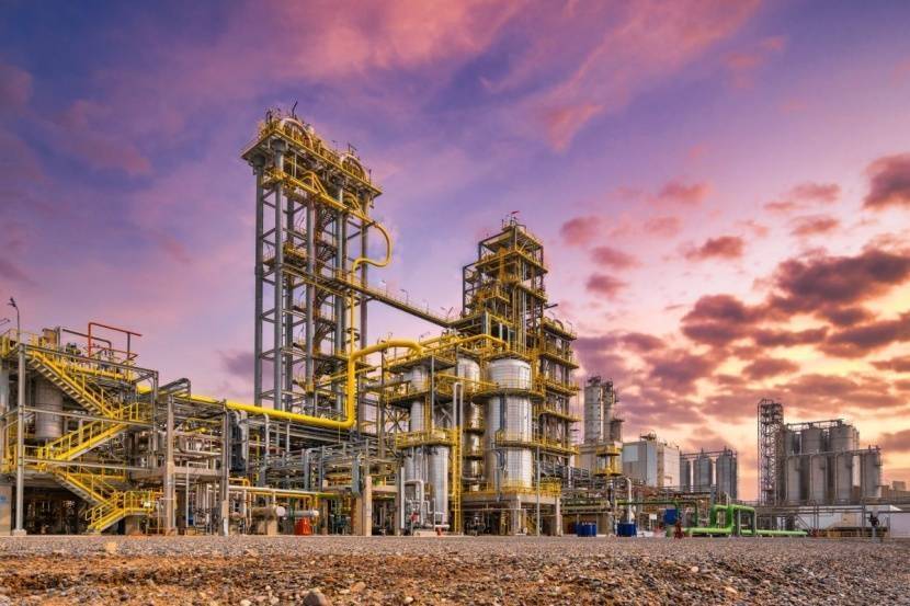 النفط يتجه لانخفاض للشهر الثالث مع وفرة المعروض