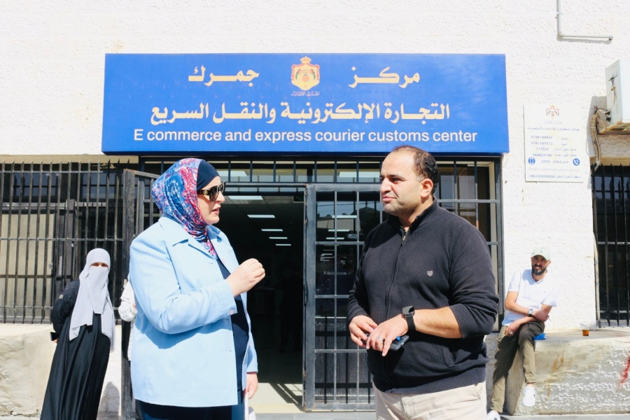 مدير الغذاء والدواء تتفقد مكتب المؤسسة في مركز جمرك التجارة الإلكترونية