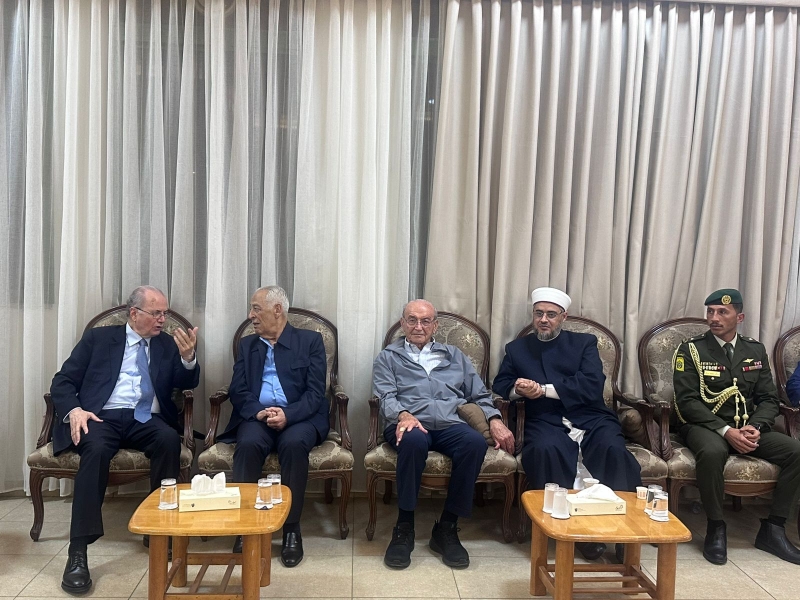 مندوبا عن جلالة الملك وسمو ولي العهد.. رئيس الديوان الملكي يعزي بوفاة شقيق رئيس الوزراء الفلسطيني