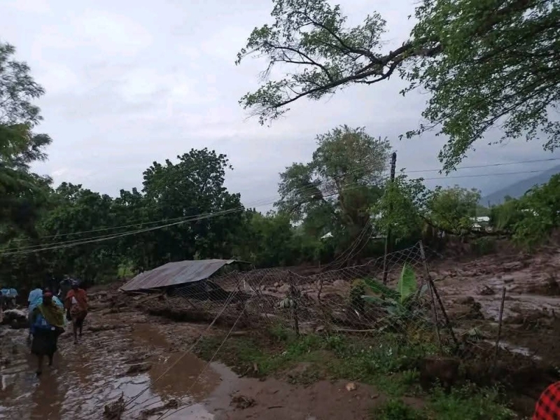 وفاة 13 شخصًا وفقدان آخرين جراء انهيارات أرضية غرب كينيا