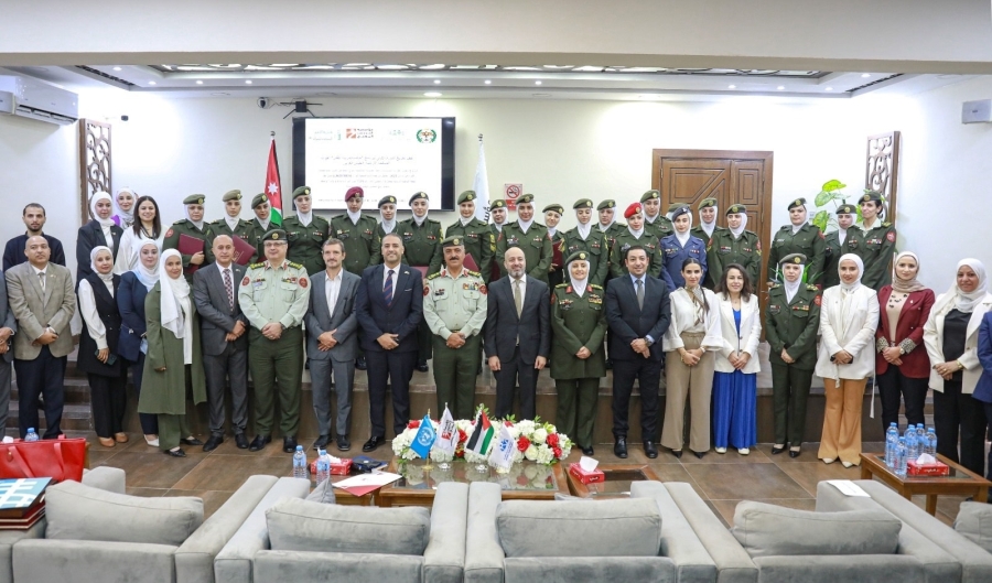 مديرية المرأة العسكرية تحتفل بتخريج أول دورة حاضنات بالشراكة مع شؤون الأسرة والتدريب المهني