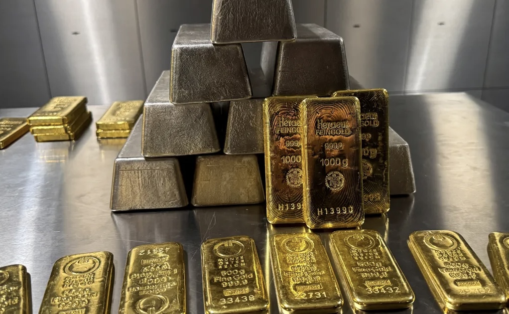 الذهب يعكس الاتجاه ويبدأ أسبوعًا صاعدًا من قاع 3#44;972 دولارًا