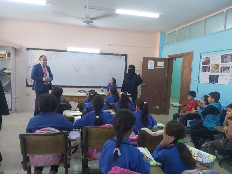 العبيدات يتابع جولاته التفقدية في مدرسة مرحبا الأساسية المختلطة