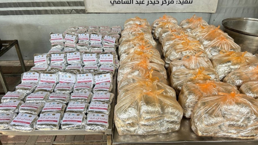 جرش : الهيئة الخيرية الهاشمية توزع وجبات ساخنة في غزة
