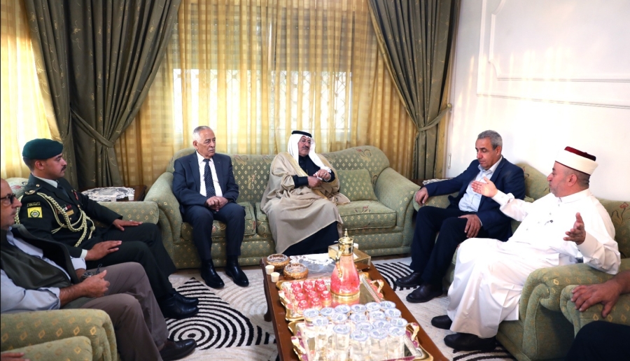 مندوبا عن الملك وولي العهد. العيسوي يقدم واجب إلى الحنيطي وأبو مهنا والزيود