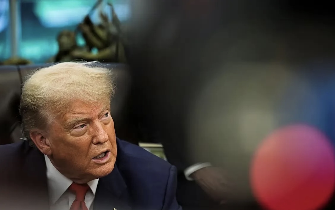 ترامب يرفع العقوبات عن سوريا ويصف الشرع بـ”الرجل القوي”: تقدم كبير تحقق في الملف السوري