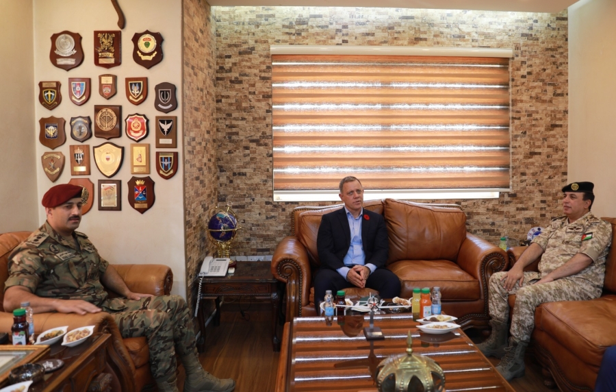 المساعد للعمليات والتدريب يلتقي وفدا عسكريا كنديا