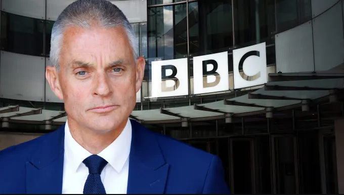زلزال في بي بي سي: المدير العام تيم ديفي يقدم استقالته المفاجئة وسط ضغوط سياسية هائلة