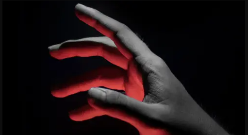 دراسة تكشف امتلاك البشر “حاسة سابعة” تُمكّنهم من الإحساس بالأجسام عن بُعد