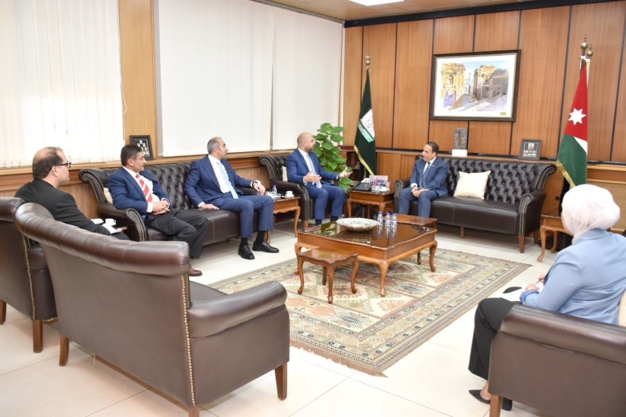 بحث التعاون الأكاديمي بين جامعتي اليرموك و شمال كنتاكي الأمريكية