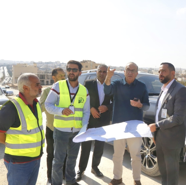 وزير الأشغال يتفقد مشاريع طرق في الكرك