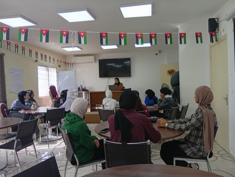مركز شابات الوسطية ينظم ورشة حول البرلمان الشبابي