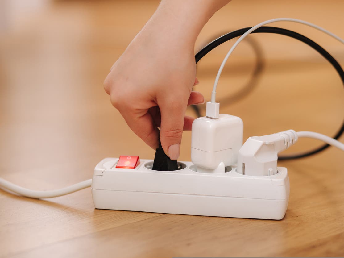 مخاطر إبقاء الشاحن في المقبس.. من ذوبان الكهرباء إلى خطر الانفجار