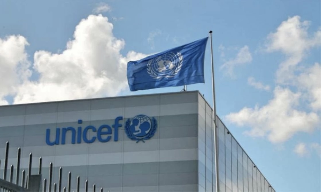 اليونيسف تحتفل بيوم الطفل في الأردن بإضاءة الخزنة باللون الأزرق