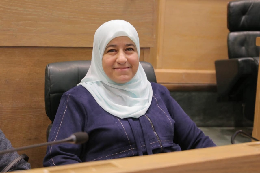 المحسيري تتقدم باقتراح برغبة لتخصيص مقاعد للحوامل وكبار السن وذوي الإعاقة في وسائل النقل العام