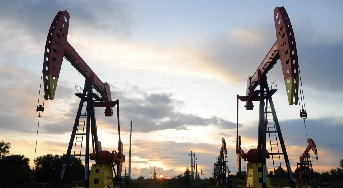 أسعار النفط تتراجع مع خطة سلام وعقوبات أميركية على شركات روسية