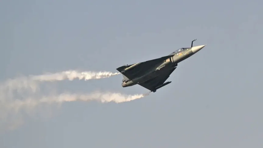 تحطم مقاتلة أثناء عرض جوي في معرض دبي للطيران