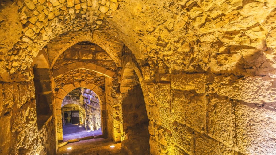 قلعة عجلون تتزين باللون الأصفر بإطلاق أسبوع الدمج