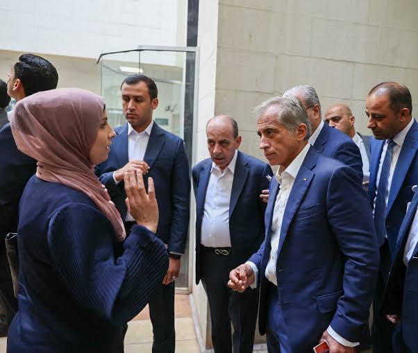 رئيس الوزراء يتفقد مستشفى الزرقاء ويوجه باستحداث قسم لجراحة القلب