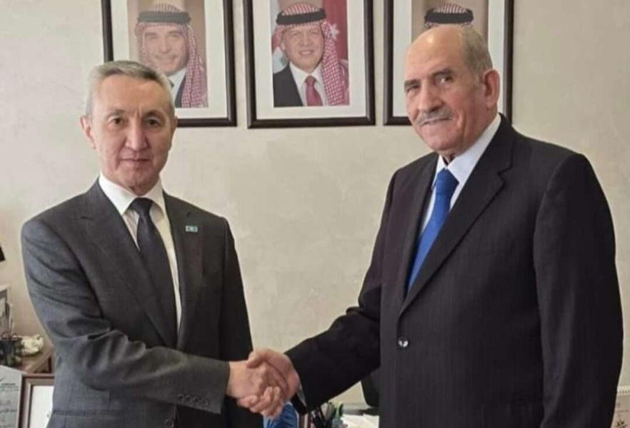 الذنيبات يبحث مع السفير الكازاخستاني تعزيز التعاون المشترك في قطاع الفوسفات