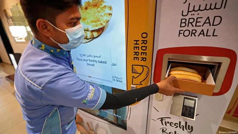 دبي.. أجهزة ذكية توزع وجبات الطعام مجاناً بالشوارع