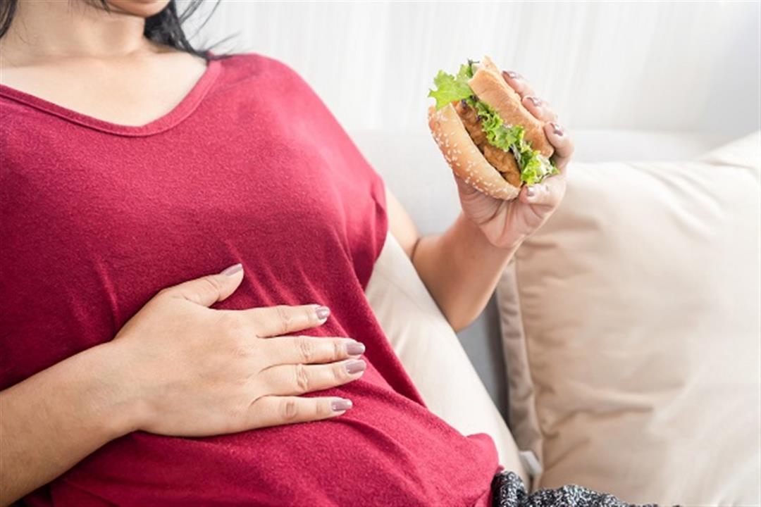 مضغ العلكة وتناول الطعام بسرعة من أبرز أسباب الانتفاخ